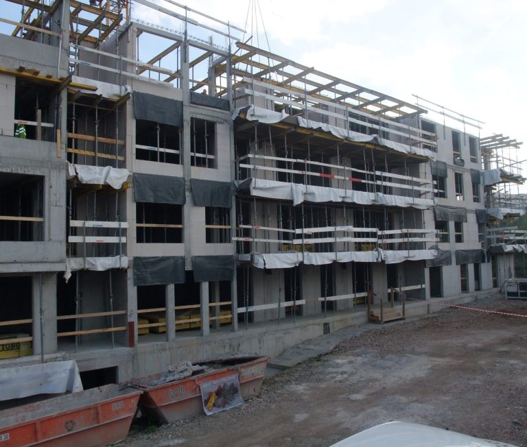 Ouvriers de construction POLTROP sur un chantier en France