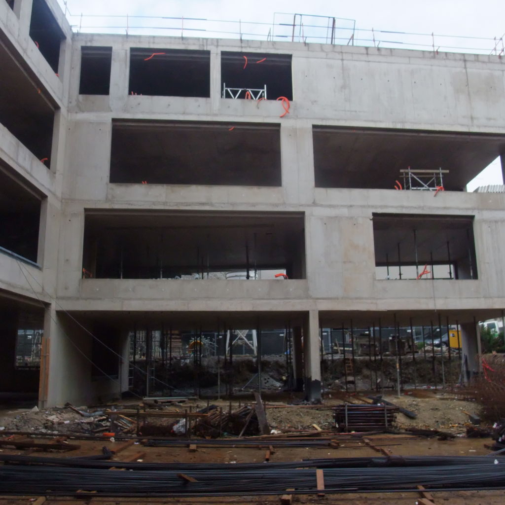 Construction moderne d’immeubles par Poltrop